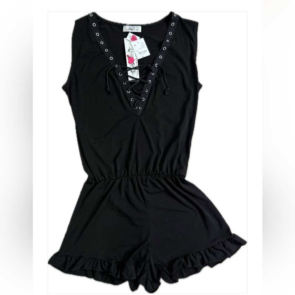💕Juniors So Nikki Black Lace Up Romper in size S.